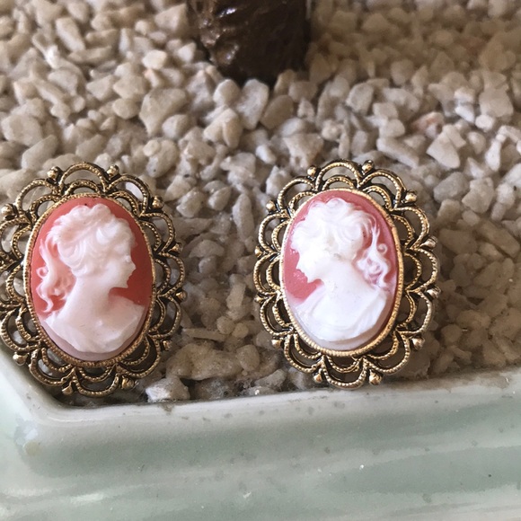 Vintage Jewelry - Vintage cameo earring